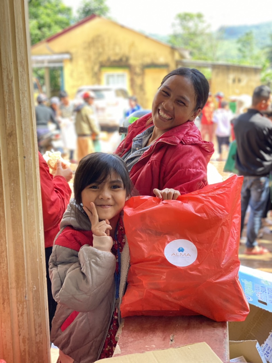 Người dân vùng lũ Quảng Trị nhận quà cứu trợ từ Quỹ HOPE và Công ty Vịnh Thiên Đường